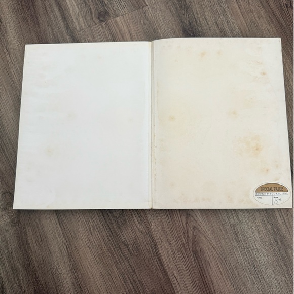 Gianni Versace Softcover Book by Leonardo Arte, 
English/Italian Edition - Picture 4 of 14